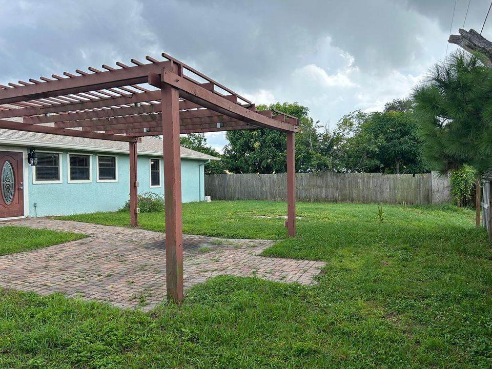 For Rent: $3,000 (4 beds, 2 baths, 2610 Square Feet)