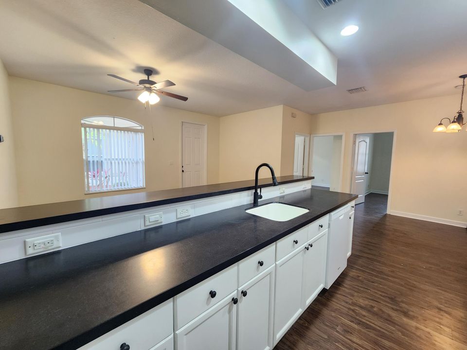 For Sale: $317,000 (3 beds, 2 baths, 1060 Square Feet)