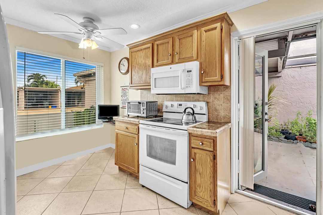 For Sale: $269,900 (2 beds, 2 baths, 1073 Square Feet)