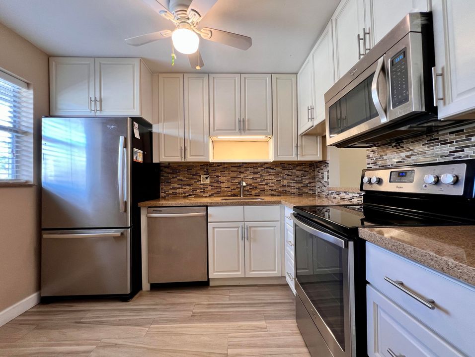 For Sale: $185,000 (2 beds, 2 baths, 924 Square Feet)