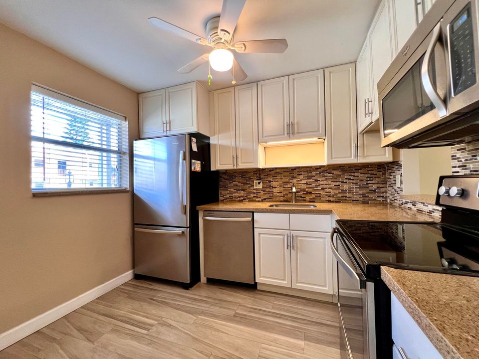 For Sale: $185,000 (2 beds, 2 baths, 924 Square Feet)