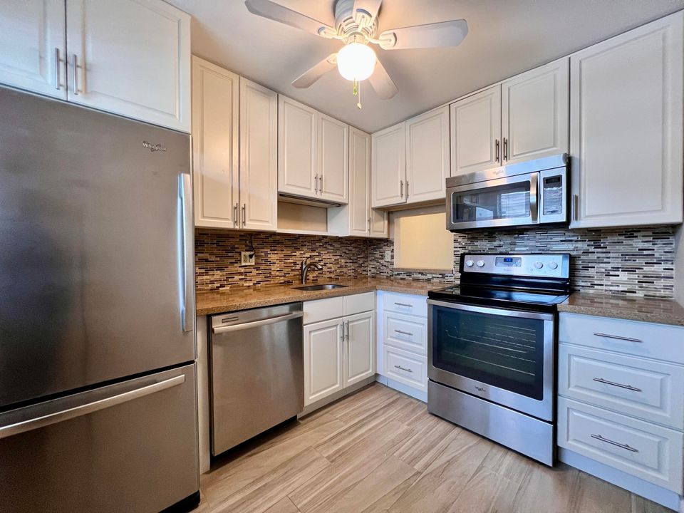 For Sale: $185,000 (2 beds, 2 baths, 924 Square Feet)