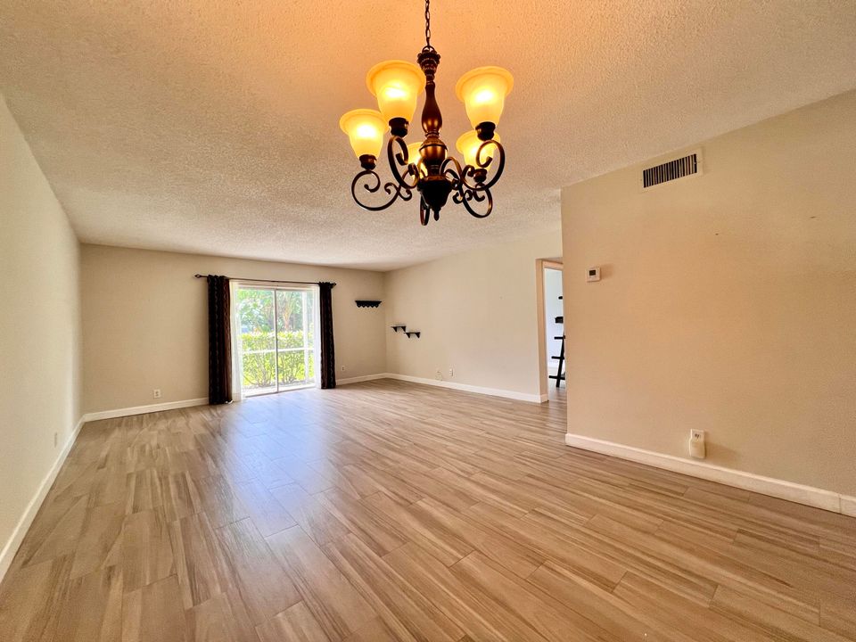 For Sale: $185,000 (2 beds, 2 baths, 924 Square Feet)