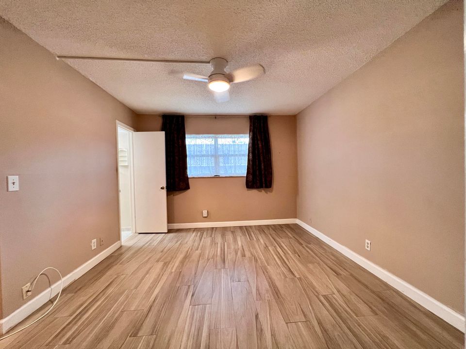 For Sale: $185,000 (2 beds, 2 baths, 924 Square Feet)