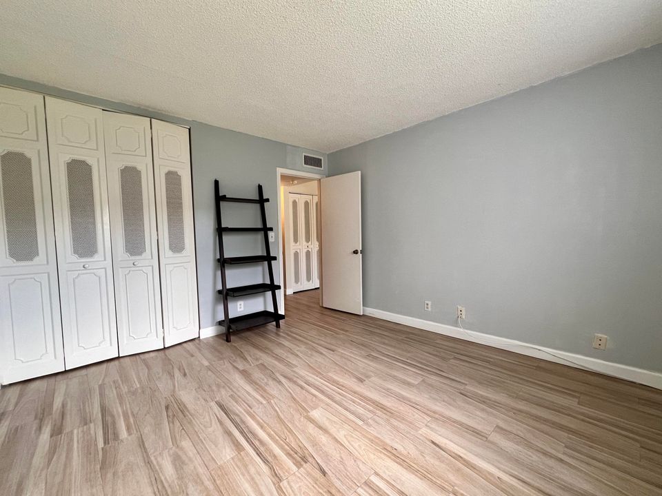 For Sale: $185,000 (2 beds, 2 baths, 924 Square Feet)