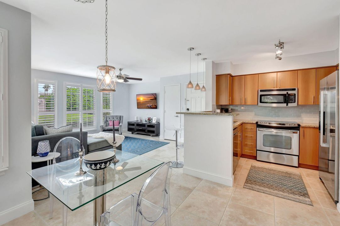 For Sale: $325,000 (2 beds, 2 baths, 948 Square Feet)