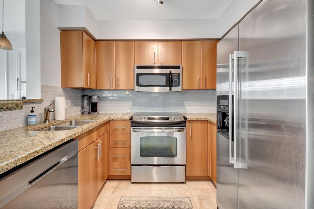 For Sale: $325,000 (2 beds, 2 baths, 948 Square Feet)