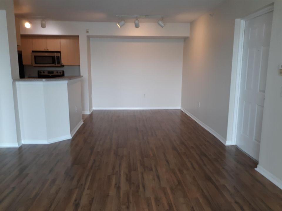 For Rent: $1,900 (1 beds, 1 baths, 793 Square Feet)