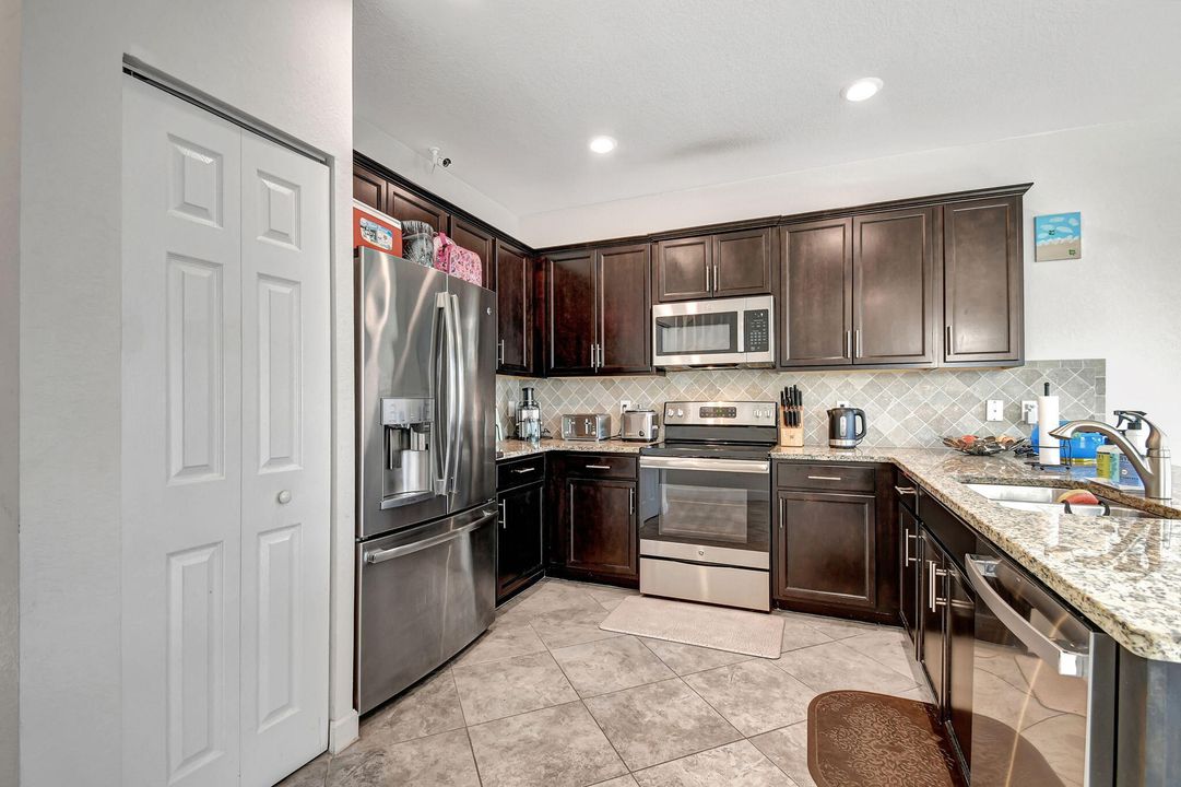 For Sale: $359,000 (2 beds, 2 baths, 1422 Square Feet)