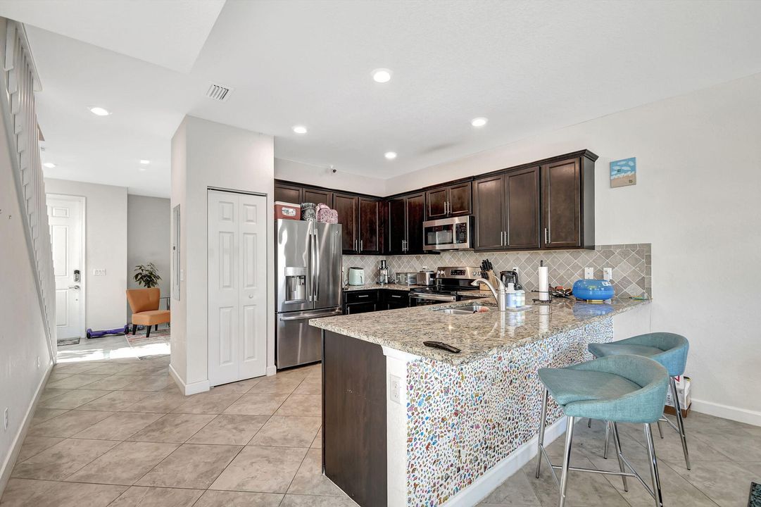 For Sale: $359,000 (2 beds, 2 baths, 1422 Square Feet)