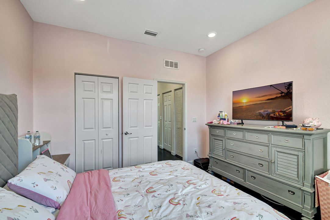 For Sale: $359,000 (2 beds, 2 baths, 1422 Square Feet)