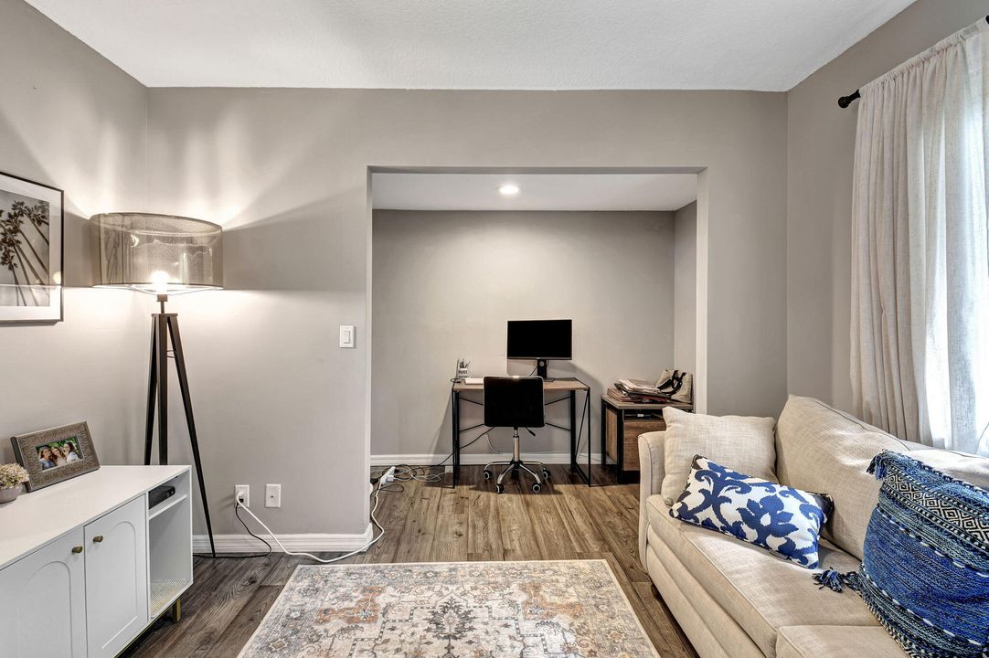 For Sale: $282,500 (2 beds, 2 baths, 996 Square Feet)