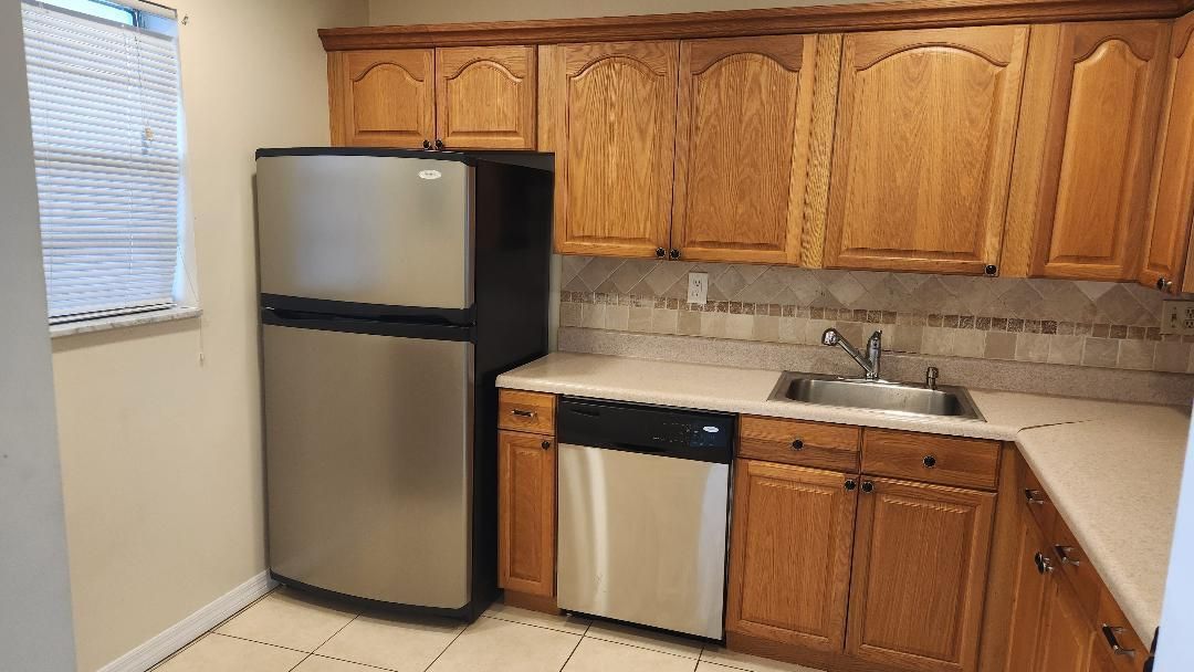 For Sale: $199,500 (2 beds, 2 baths, 924 Square Feet)