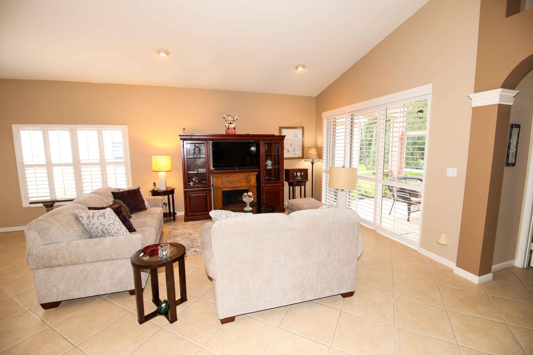 For Sale: $349,900 (2 beds, 2 baths, 1650 Square Feet)