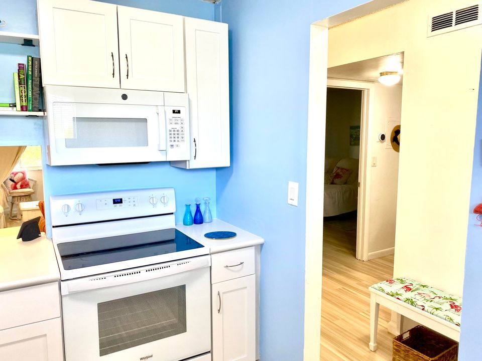 For Sale: $137,000 (1 beds, 1 baths, 744 Square Feet)