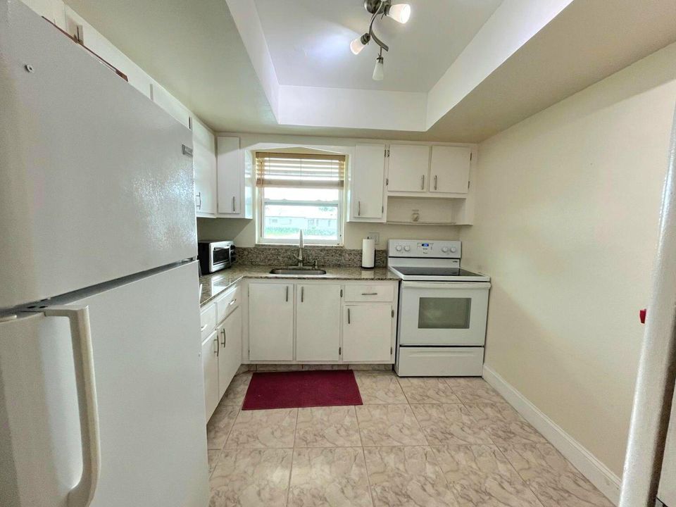 For Sale: $175,000 (2 beds, 1 baths, 829 Square Feet)