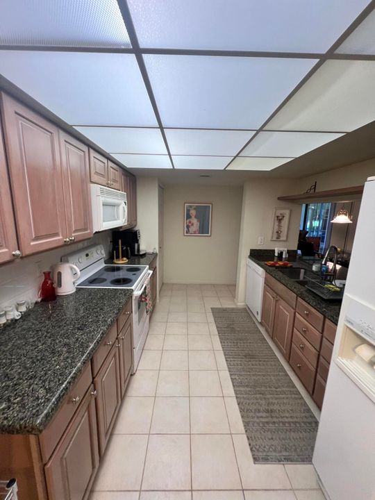 For Rent: $3,800 (1 beds, 1 baths, 724 Square Feet)