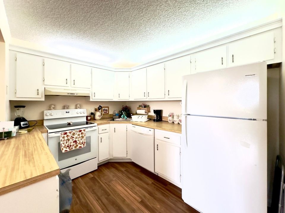 For Sale: $170,000 (2 beds, 1 baths, 935 Square Feet)