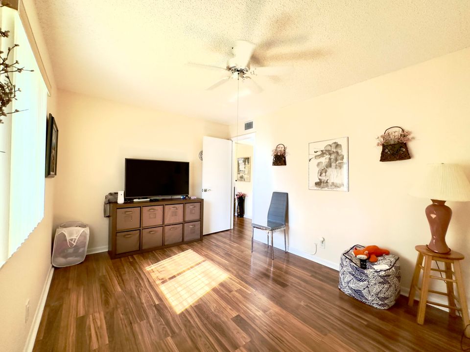 For Sale: $170,000 (2 beds, 1 baths, 935 Square Feet)