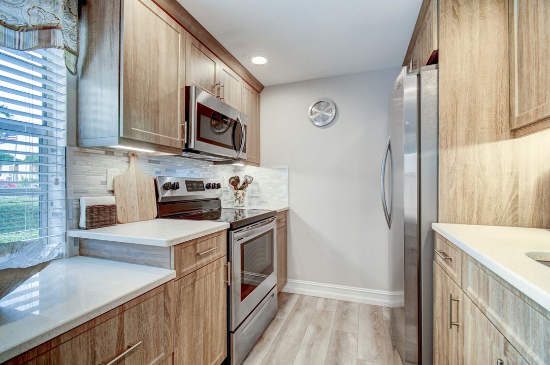 For Sale: $220,000 (2 beds, 2 baths, 907 Square Feet)