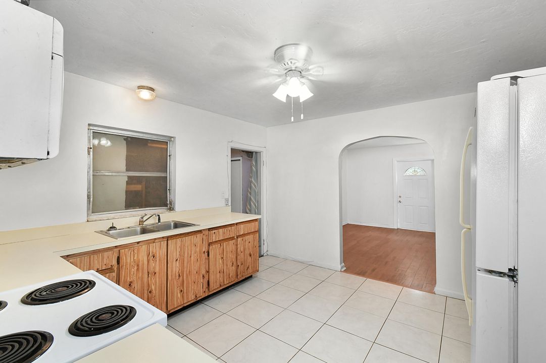 For Sale: $350,000 (3 beds, 2 baths, 1276 Square Feet)