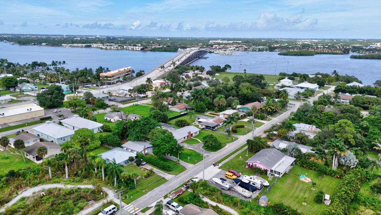 For Sale: $350,000 (3 beds, 2 baths, 1276 Square Feet)