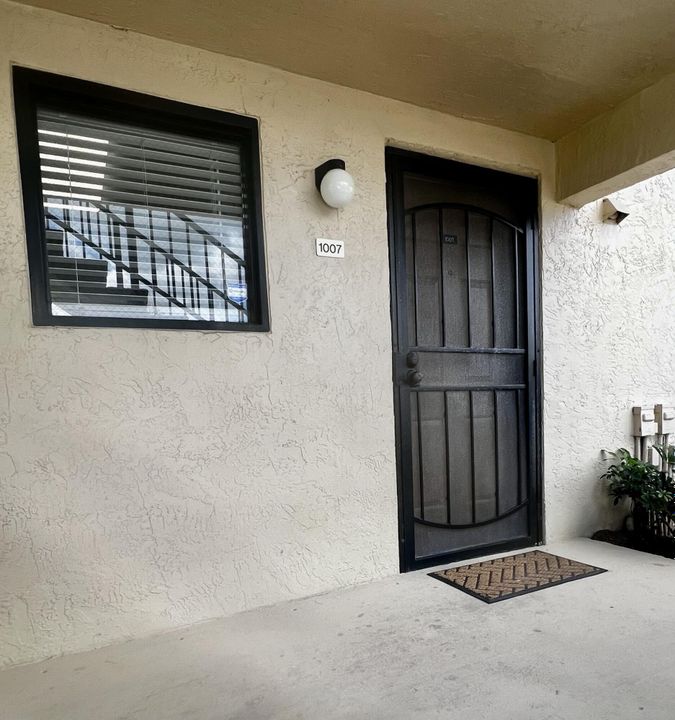 For Rent: $2,300 (2 beds, 2 baths, 900 Square Feet)