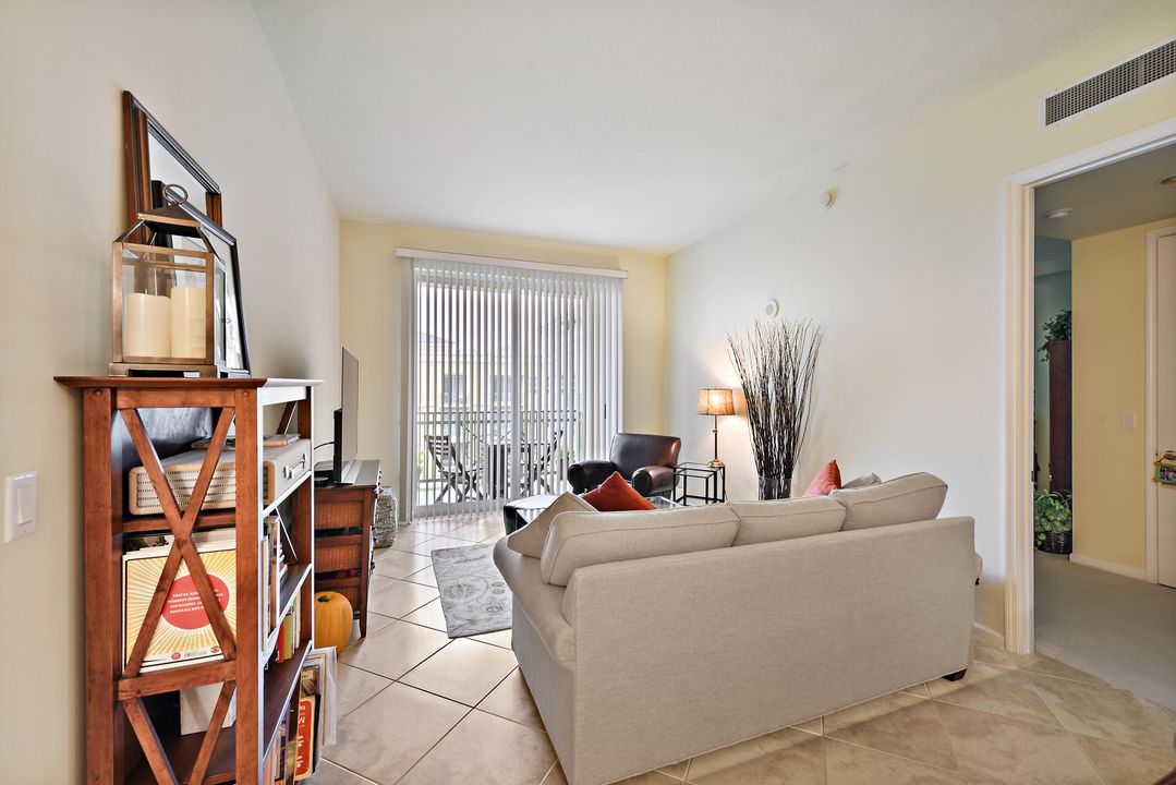 For Sale: $585,000 (2 beds, 2 baths, 1171 Square Feet)