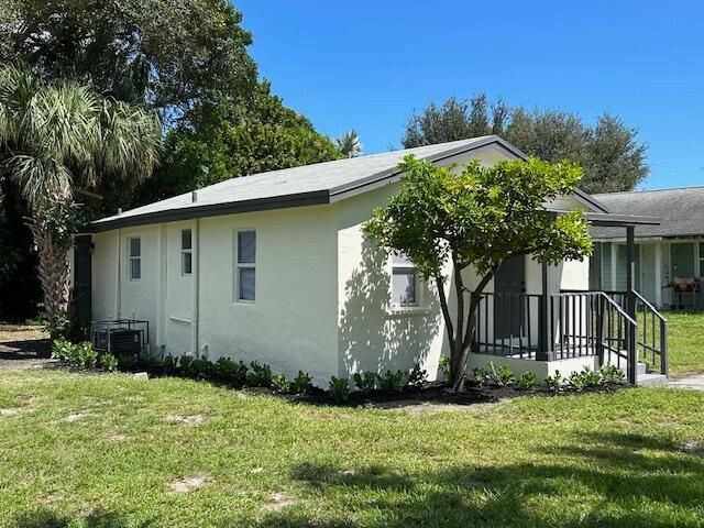 For Sale: $269,900 (3 beds, 2 baths, 756 Square Feet)