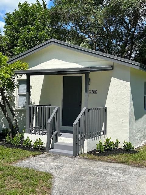 For Sale: $269,900 (3 beds, 2 baths, 756 Square Feet)