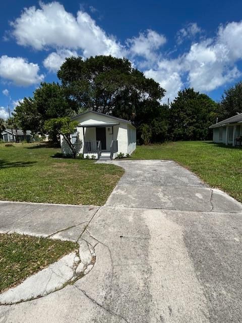 For Sale: $269,900 (3 beds, 2 baths, 756 Square Feet)