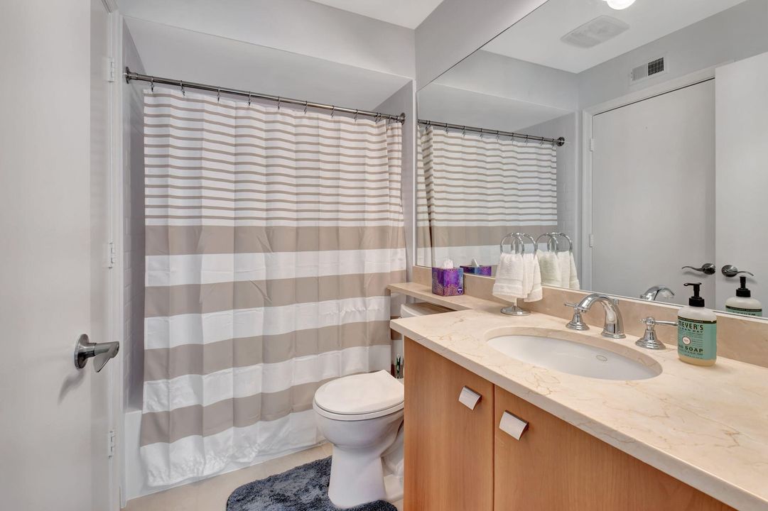 For Sale: $325,000 (2 beds, 2 baths, 948 Square Feet)