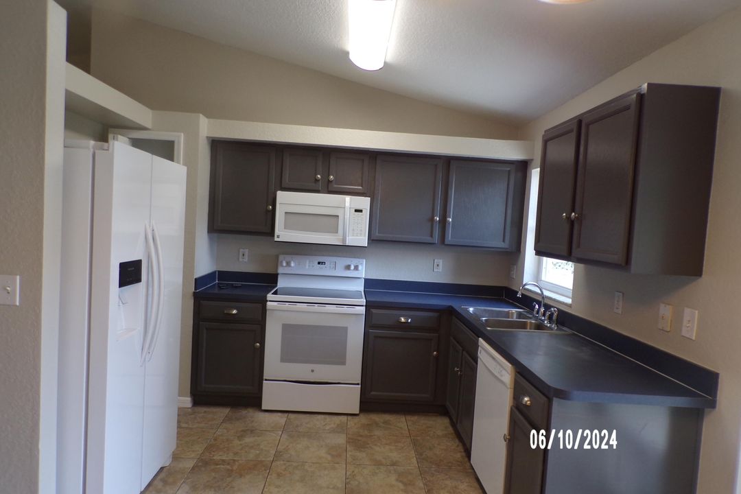 For Sale: $294,900 (3 beds, 2 baths, 1300 Square Feet)