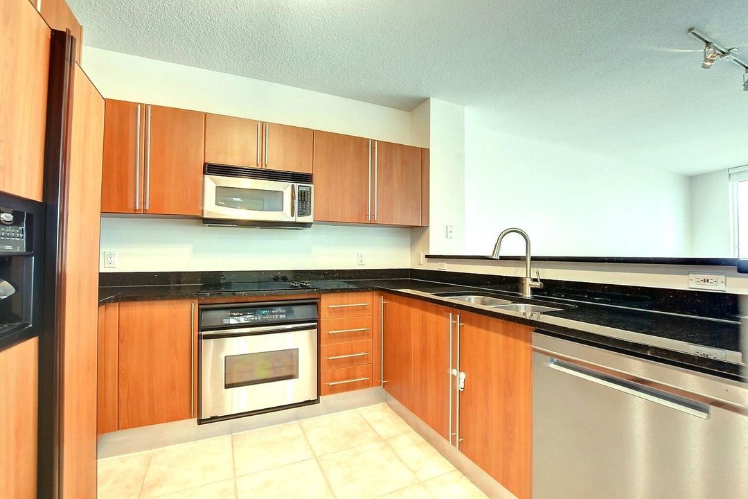 For Sale: $400,000 (1 beds, 1 baths, 887 Square Feet)