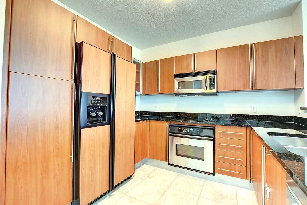 For Sale: $400,000 (1 beds, 1 baths, 887 Square Feet)