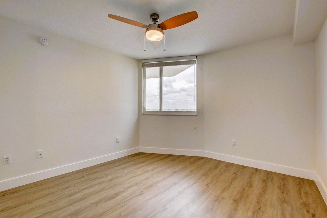 For Sale: $400,000 (1 beds, 1 baths, 887 Square Feet)