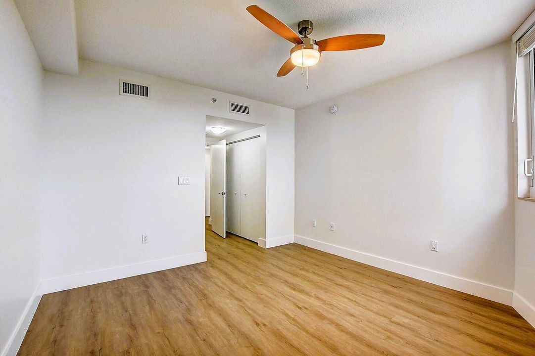 For Sale: $400,000 (1 beds, 1 baths, 887 Square Feet)