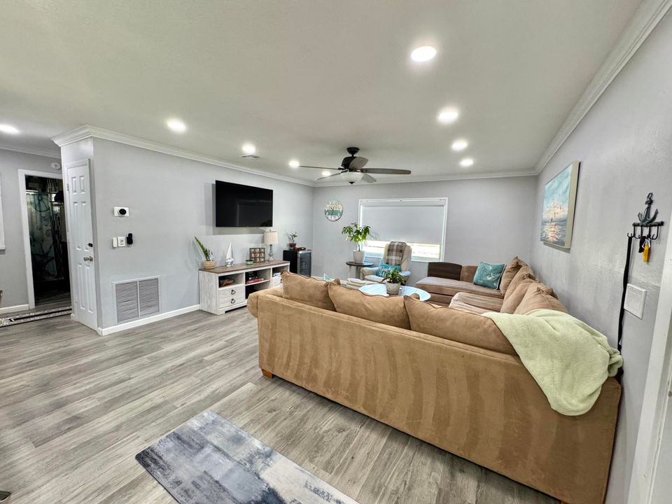 Active With Contract: $2,350 (2 beds, 1 baths, 1000 Square Feet)