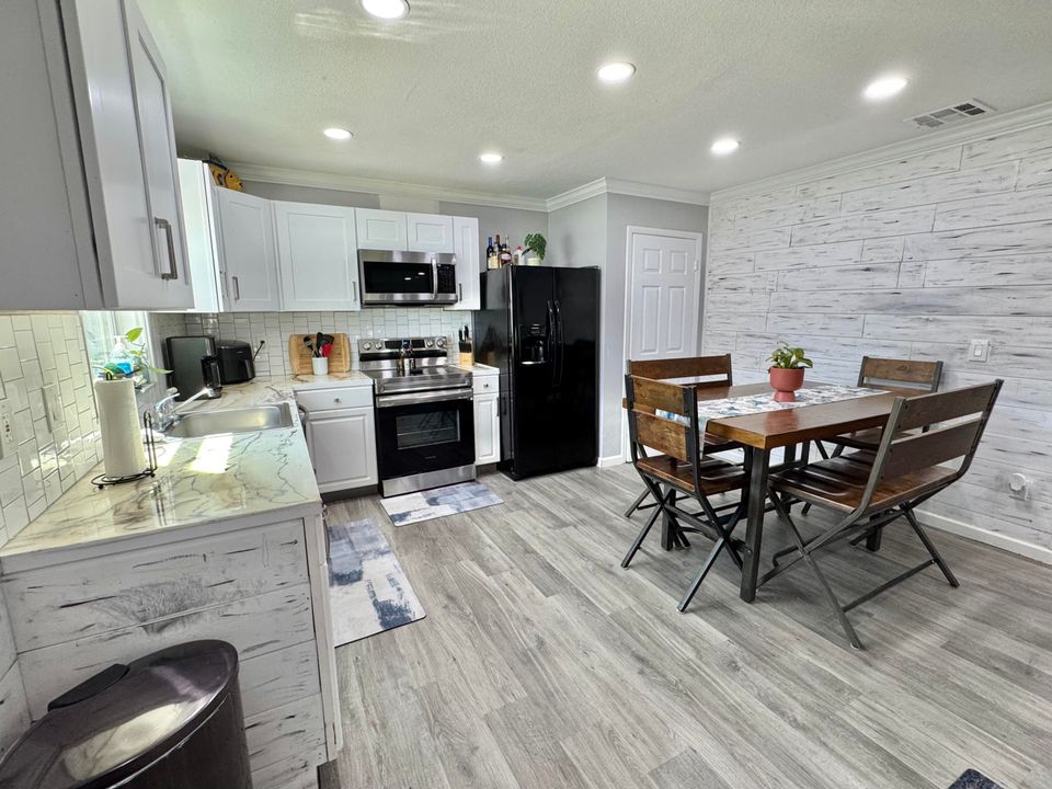 Active With Contract: $2,350 (2 beds, 1 baths, 1000 Square Feet)