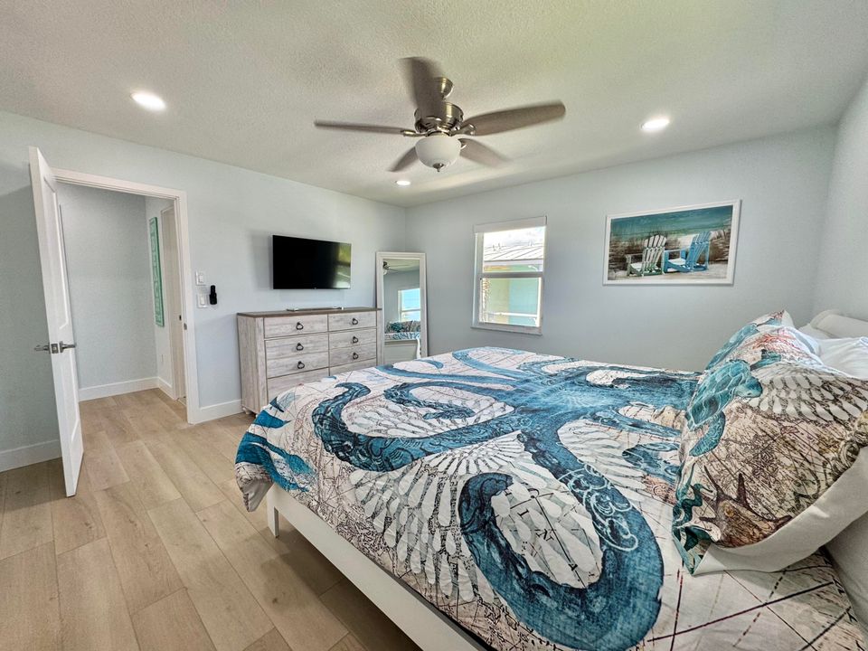 Active With Contract: $2,350 (2 beds, 1 baths, 1000 Square Feet)