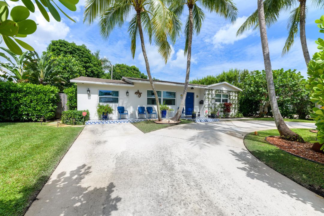 For Sale: $1,900,000 (4 beds, 3 baths, 2062 Square Feet)