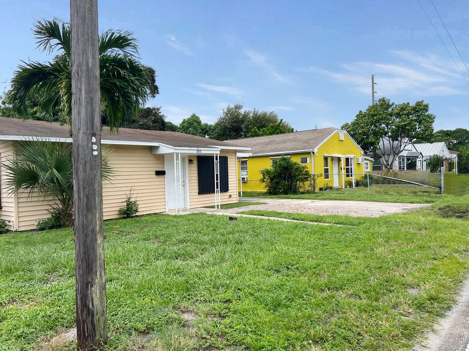 For Sale: $249,900 (3 beds, 2 baths, 1100 Square Feet)