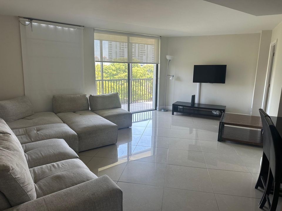 En Venta: $299,000 (2 camas, 2 baños, 1081 Pies cuadrados)