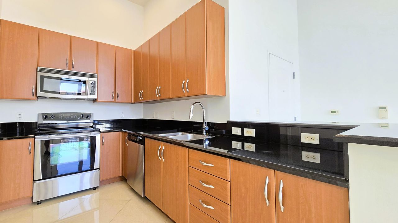 For Sale: $899,000 (2 beds, 2 baths, 1208 Square Feet)