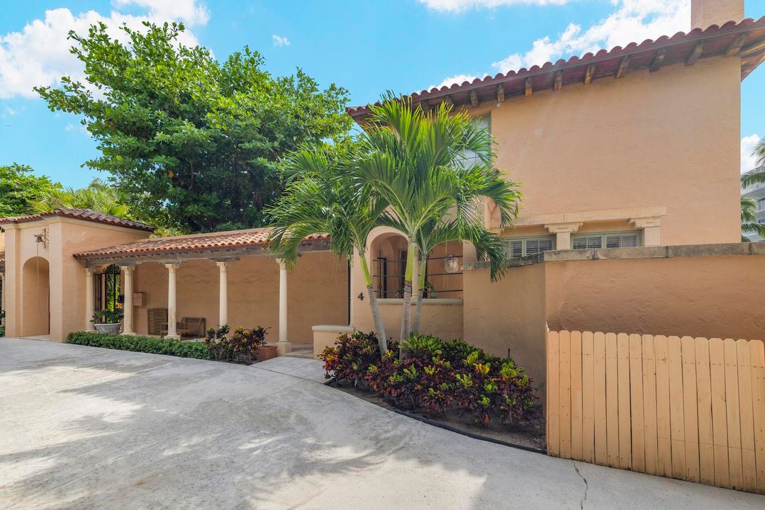 For Sale: $3,250,000 (2 beds, 2 baths, 1126 Square Feet)