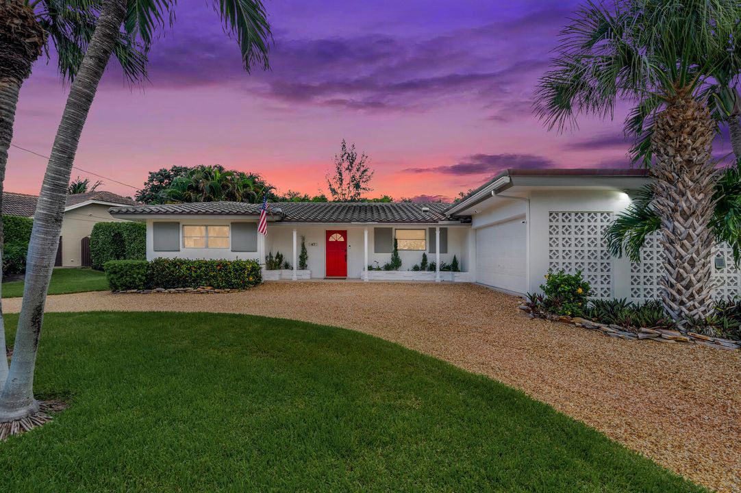 For Sale: $1,999,000 (3 beds, 2 baths, 1820 Square Feet)