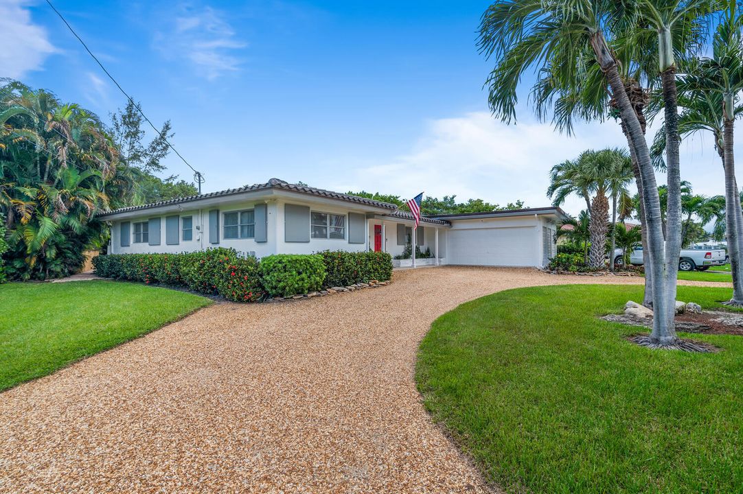 For Sale: $1,999,000 (3 beds, 2 baths, 1820 Square Feet)