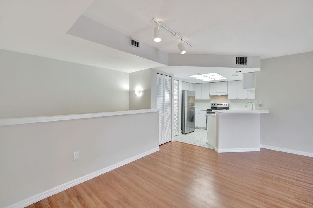 For Sale: $389,000 (2 beds, 2 baths, 1054 Square Feet)