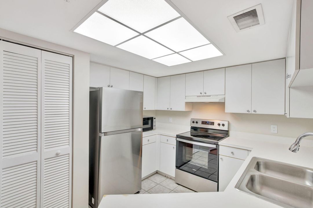 For Sale: $389,000 (2 beds, 2 baths, 1054 Square Feet)