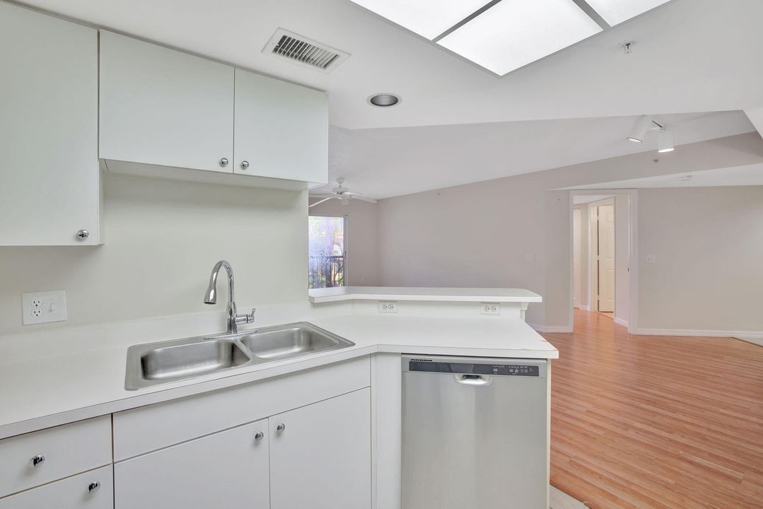 For Sale: $389,000 (2 beds, 2 baths, 1054 Square Feet)